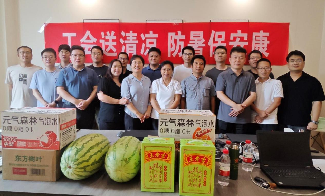 公司開(kāi)展“工會(huì)送清涼 防暑保安康”慰問(wèn)活動(dòng)